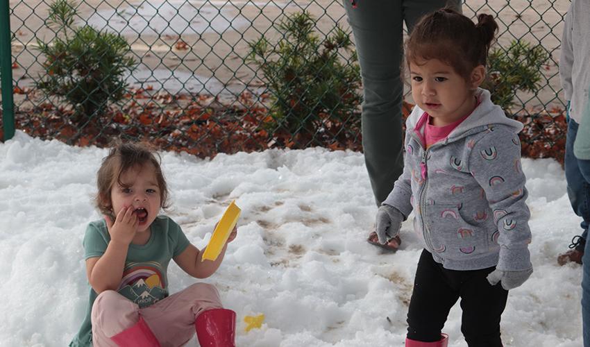 两个女孩在玩雪