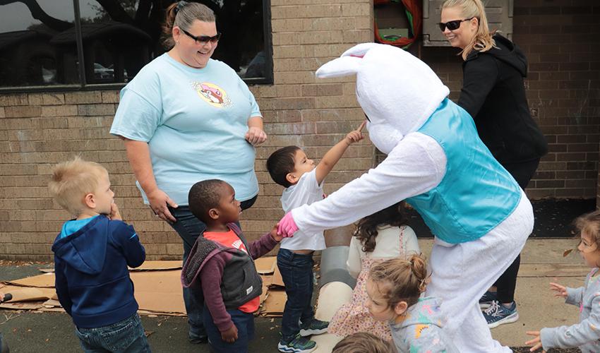 Mr. 兔子和小孩子握手.
